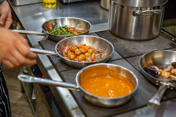 Profesyonel mutfak tavada sebze hazırlama Şef. İş, sağlıklı, gıda kavramı.