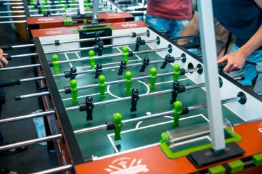 Hibe Kickerkicker 10 Haziran 2018 Ligi bar, Kiev, Ukrayna. Aktif erkek ve kadın tablo futbol oyun sırasında eğlenin. Şampiyonası