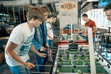 Hibe Kickerkicker 10 Haziran 2018 Ligi bar, Kiev, Ukrayna. Aktif erkek ve kadın tablo futbol oyun sırasında eğlenin. Şampiyonası
