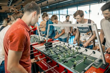 Hibe Kickerkicker 10 Haziran 2018 Ligi bar, Kiev, Ukrayna. Aktif erkek ve kadın tablo futbol oyun sırasında eğlenin. Şampiyonası