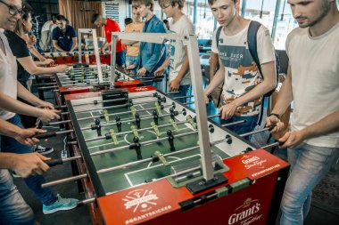 Hibe Kickerkicker 10 Haziran 2018 Ligi bar, Kiev, Ukrayna. Aktif erkek ve kadın tablo futbol oyun sırasında eğlenin. Şampiyonası