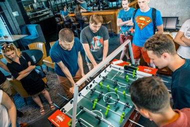 Hibe Kickerkicker 10 Haziran 2018 Ligi bar, Kiev, Ukrayna. Aktif erkek ve kadın tablo futbol oyun sırasında eğlenin. Şampiyonası