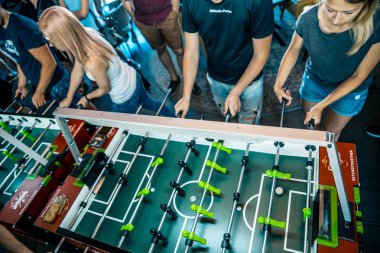 Hibe Kickerkicker 10 Haziran 2018 Ligi bar, Kiev, Ukrayna. Aktif erkek ve kadın tablo futbol oyun sırasında eğlenin. Şampiyonası