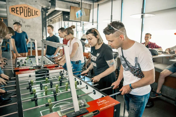 Hibe Kickerkicker 10 Haziran 2018 Ligi bar, Kiev, Ukrayna. Aktif erkek ve kadın tablo futbol oyun sırasında eğlenin. Şampiyonası