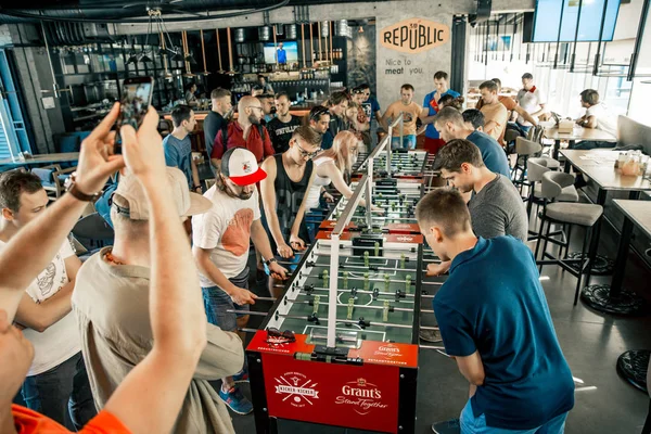 Hibe Kickerkicker 10 Haziran 2018 Ligi bar, Kiev, Ukrayna. Aktif erkek ve kadın tablo futbol oyun sırasında eğlenin. Şampiyonası