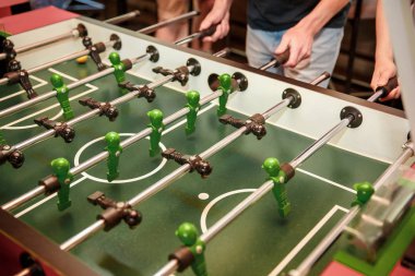 Gençler açık havada dinlenme tablo futbol oynarken görüntü kırpılmış. Yakın çekim