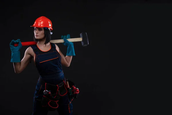 性别平等和女权主义 性感的女孩在安全头盔持有锤子工具 有吸引力的妇女作为建筑工人工作 两性平等 复制空间 — 图库照片