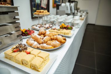 Napolyon kek çilek ve çikolata cips ile dekore edilmiştir. kruvasan bir büfe tablo. Tatlı tablo