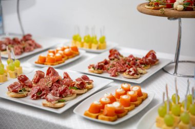 Restoranda düğün ya da diğer ciddi olay kutlamak için bir tablosundaki çeşitli kanepeler ve aperatifler ayarla.