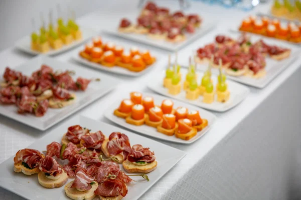 Een Scala Aan Canapeetjes Snacks Een Tafel Het Restaurant Vieren — Stockfoto