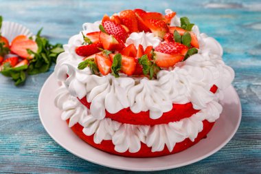 Çilek ve krema kek. Ev yapımı yaz tatlı ahşap mavi masa üzerinde