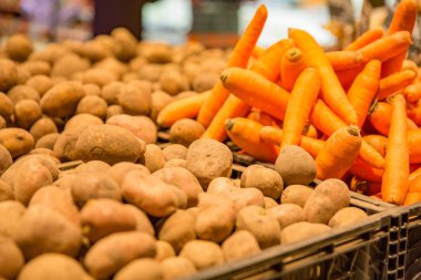 Havuç ve patates bir çiftçi pazar veya süpermarkette sepet içinde