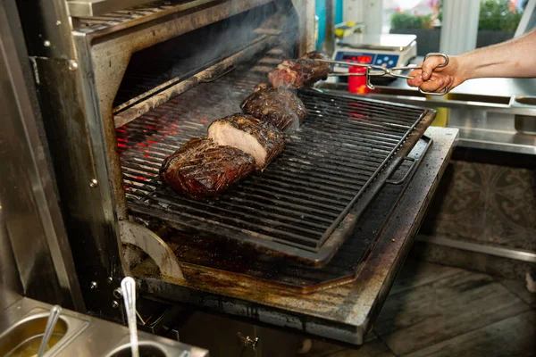 レストランでのバーベキュー焼き肉串 — ストック写真