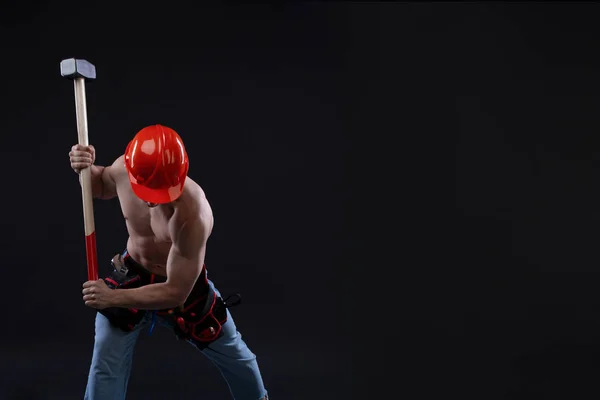 Hermoso Joven Trabajador Construcción Topless Casco Con Martillo Trineo Plano — Foto de Stock