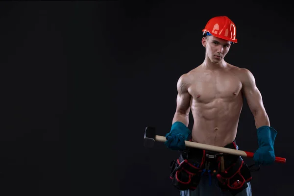 Hermoso Joven Trabajador Construcción Topless Casco Con Martillo Trineo Plano —  Fotos de Stock