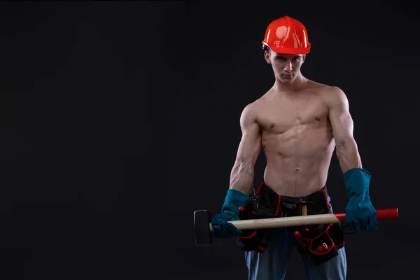 Hermoso Joven Trabajador Construcción Topless Casco Con Martillo Trineo Plano — Foto de Stock