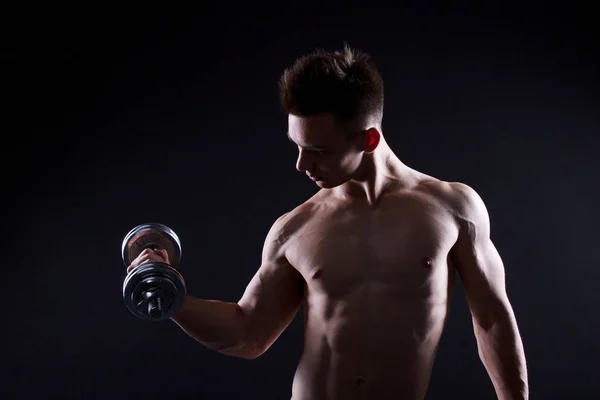 Атлетичный Молодой Человек Гантели Черном Фоне Голый Торс Мускулистое Тело — стоковое фото