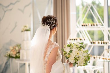 arkadan görünüşü geleneksel peçe ve restourant, buket düğün elbise esmer gelin