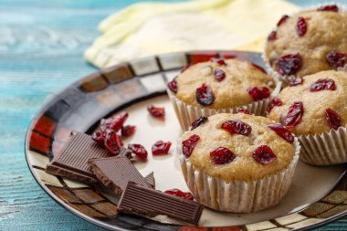 Ev yapımı kek kiraz ile hafif bir arka plan üzerinde yer alır. Bir kaç top kek bir beyaz ön planda yer alan.