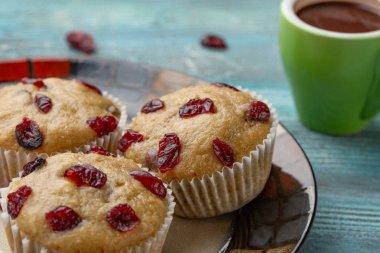 Ev yapımı kek kiraz ile hafif bir arka plan üzerinde yer alır. Bir kaç top kek bir beyaz ön planda yer alan.