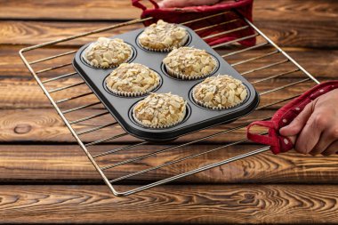 Limon ve apple, badem ve ahşap zemin, ham silikon formu bir fırın tepsisine üzerine şekerlenmiş meyve ile havuç kek