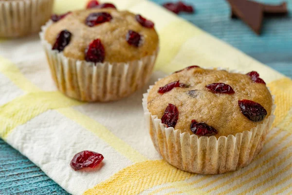 Kiraz Ile Cupcakes Mavi Ahşap Zemin Üzerinde Bir Satırda Yer — Stok fotoğraf