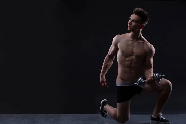 Gespierde Bodybuilder Jongen Doen Oefeningen Met Halters Zwarte Achtergrond Kopiëren — Stockfoto