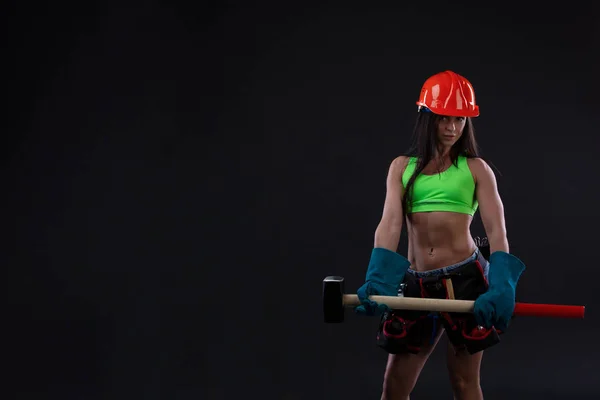 Travailleur mineur féminin sexy avec pioche, en salopette sur son corps nu — Photo