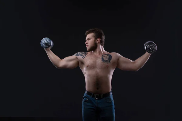 Muscular Culturista Chico Haciendo Ejercicios Con Pesas Sobre Fondo Negro —  Fotos de Stock