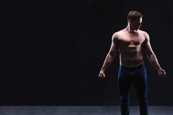Przystojny Mężczyzna Fitness Model Wyświetlone Nagi Tors Muskularne Ciało Silne — Zdjęcie stockowe