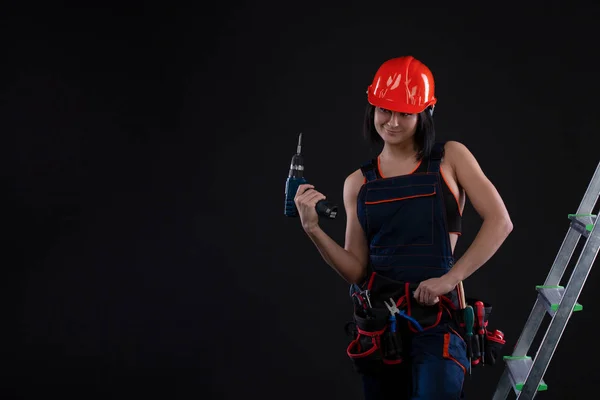 Bonita Mujer Constructora Casco Con Taladro Las Manos Pie Sobre — Foto de Stock