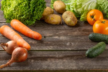 Eski ahşap masa üzerinde arka plan stüdyo fotoğrafçılığı farklı meyve ve sebze yeme sağlıklı