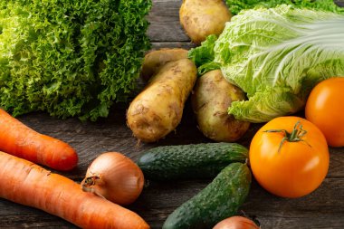 Eski ahşap masa üzerinde arka plan stüdyo fotoğrafçılığı farklı meyve ve sebze yeme sağlıklı