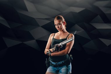 Siyah arka plan üzerine silah tabanca. Sporcu bir silahla. Çekim spor tabanca.
