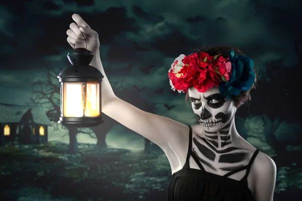 Halloween Chica Traje Carnaval Maquillaje Con Una Linterna Mano Fondo — Foto de Stock