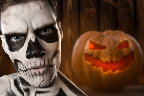 Halloween Tök Kezében Elszigetelt Fehér Háttér Előtt Égő Fiatalember Portréja — Stock Fotó