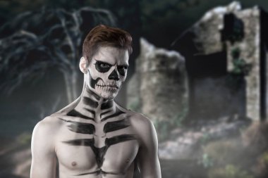 genç adam gün ölü maske yüz sanat Halloween konseptiyle