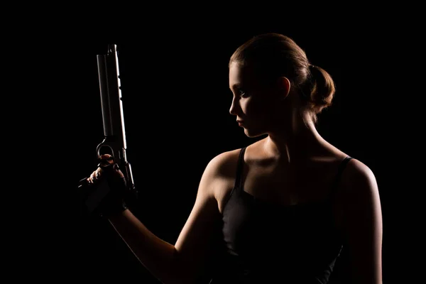 Mujer militar con un arma sobre fondo negro — Foto de Stock