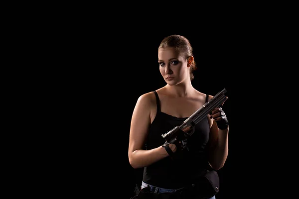 Militare donna con una pistola su sfondo nero — Foto Stock