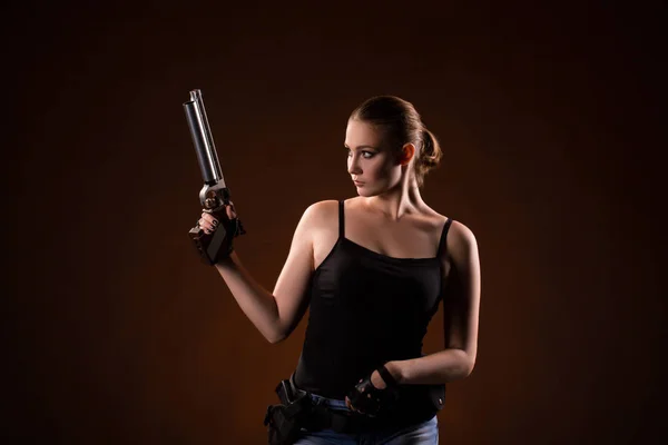 Mujer militar con un arma sobre fondo negro — Foto de Stock