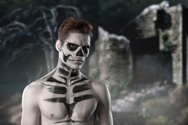 Концепция Хэллоуина с молодым человеком в день смерти маски — стоковое фото