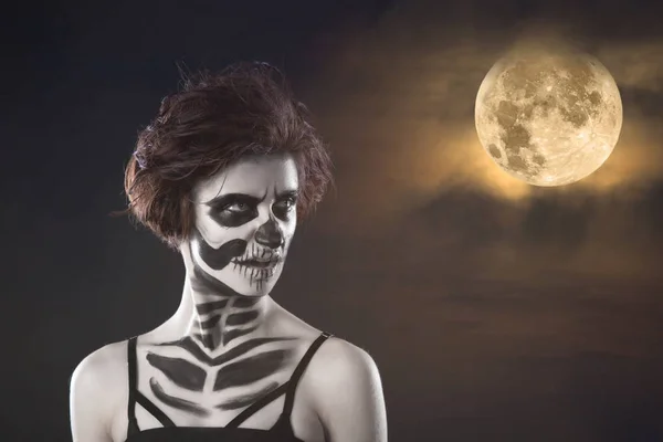 Mujer atractiva con maquillaje de cráneo de azúcar. Halloween — Foto de Stock