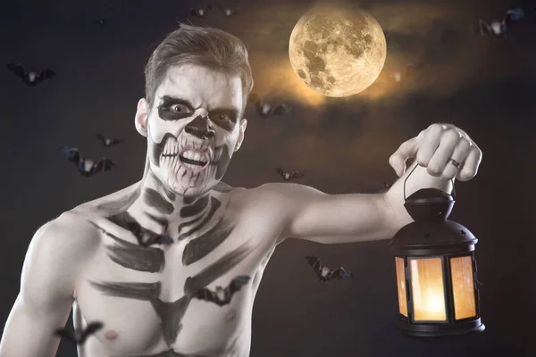 Dia de los Muerto Costume - Dia dos mortos é um feriado mexicano. Aqui está um homem com cara de crânio no fundo da lua. — Fotografia de Stock