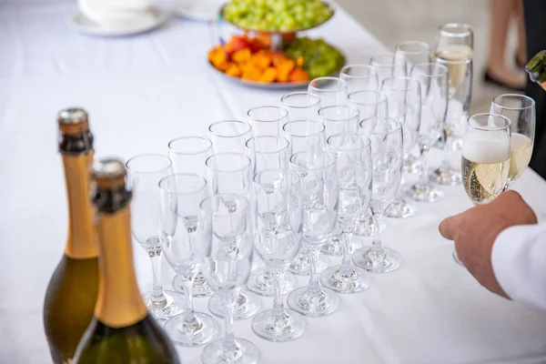 テーブルに空のシャンパン グラス イベントのレイアウト — ストック写真