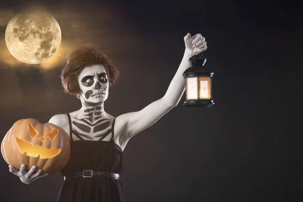 Dziewczyna Halloween Makijaż Przytrzymaj Dyni Świecznik Przeciwko Pełni Księżyca Jesień — Zdjęcie stockowe