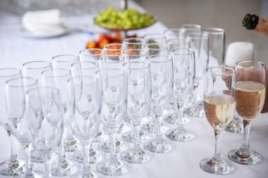 boş bardak şampanya. Garson şampanya döker. Resepsiyon