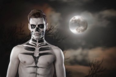 Sanat ile şık delikanlı grimm hallowen partisi için. Moda vücut sanatı. Dolunay karşı yüz sanat