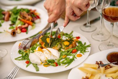 Parti yemek masası, arkadaşlarınız veya aileniz ile kutluyor evde veya bir restoran servis.
