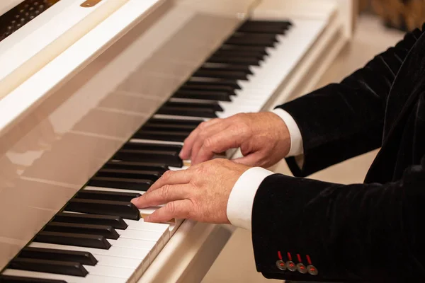 Close Van Mannelijke Handen Pianospelen Shape Horizontaal Kopie Ruimte — Stockfoto