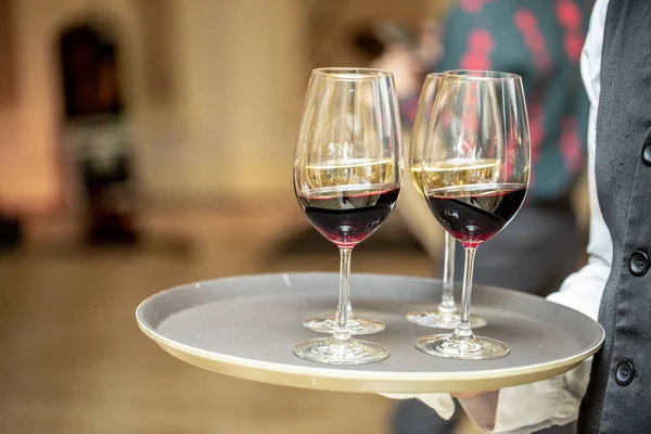 Óculos Com Vinho Tinto Numa Bandeja Encontro Com Convidados Garçom — Fotografia de Stock